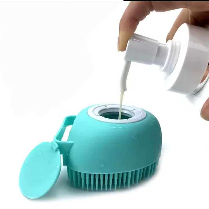 Brosse en silicone avec reservoir à savon